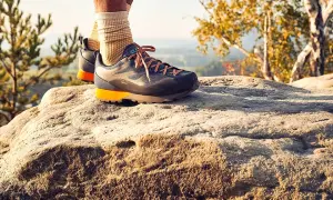 Skarpety trekkingowe na lato: Wybierz komfort bez pęcherzy!